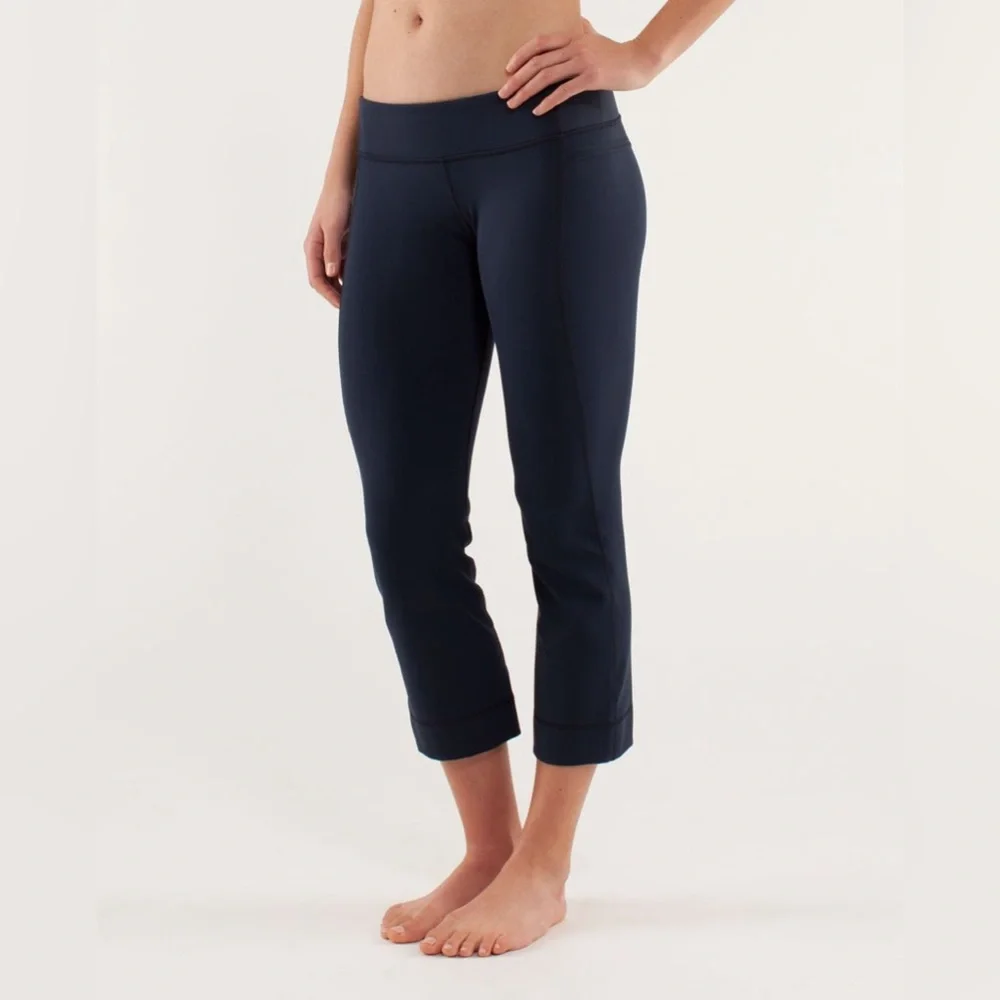 SOLD Lululemon Power Up Crop in Inkwell Size 6 - Picture 1 of 10